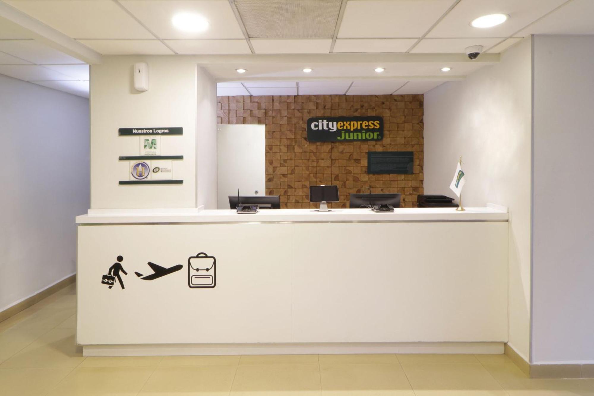 City Express Junior By Marriott Toluca Aeropuerto Exterior photo