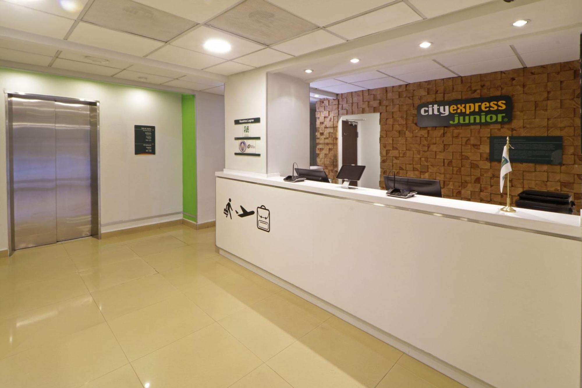 City Express Junior By Marriott Toluca Aeropuerto Exterior photo